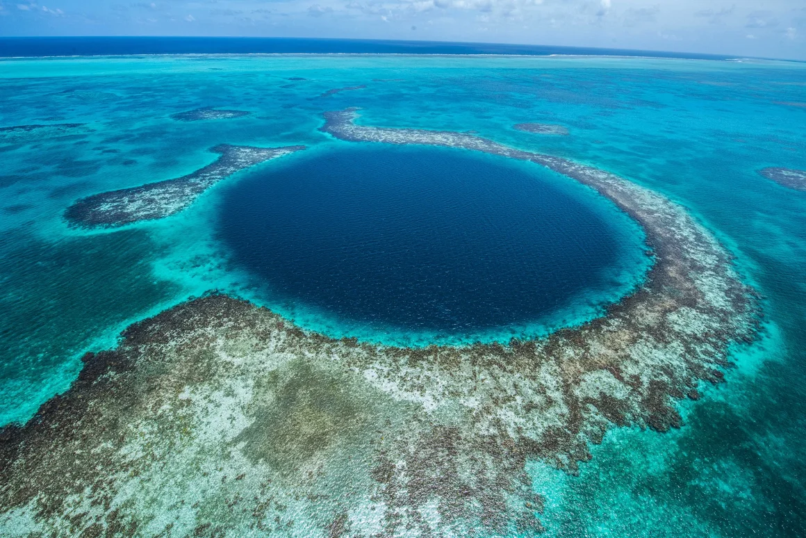 El célebre blue hole de Belice