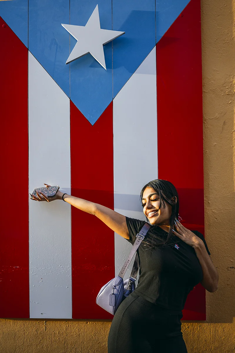 Joven portorriqueña en el Viejo San Juan