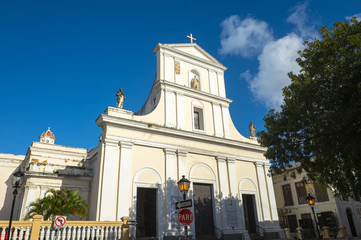 Fachada de la catedral de San Juan de Puerto Rico