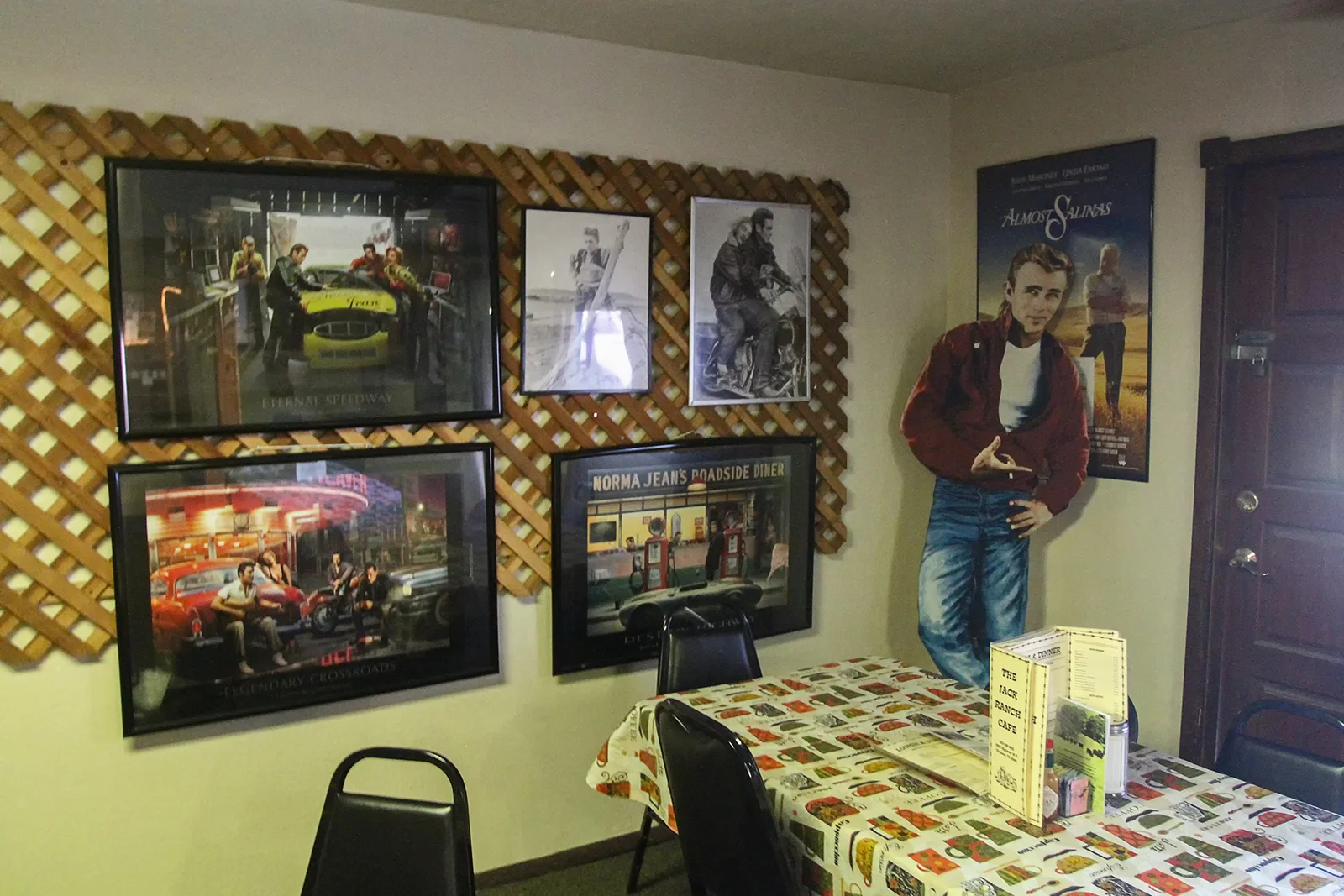 Interior del Jack Ranch Cafe, junto al memorial de James Dean