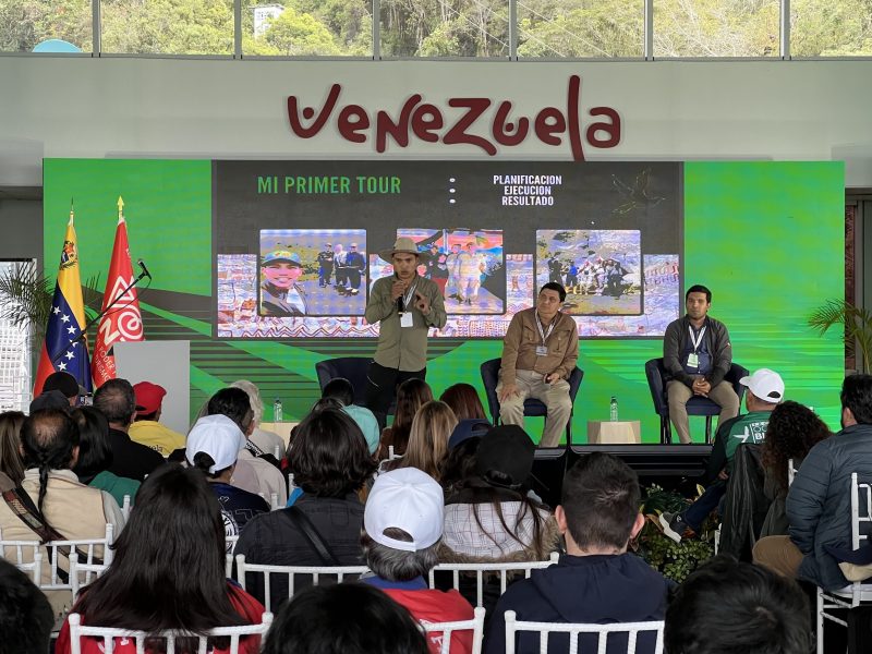 El colombiano David Jara (i) interviene durante un panel de ponentes en el I Congreso Mundial de Aviturismo, Mérida, Venezuela | © Annaïs Pascual