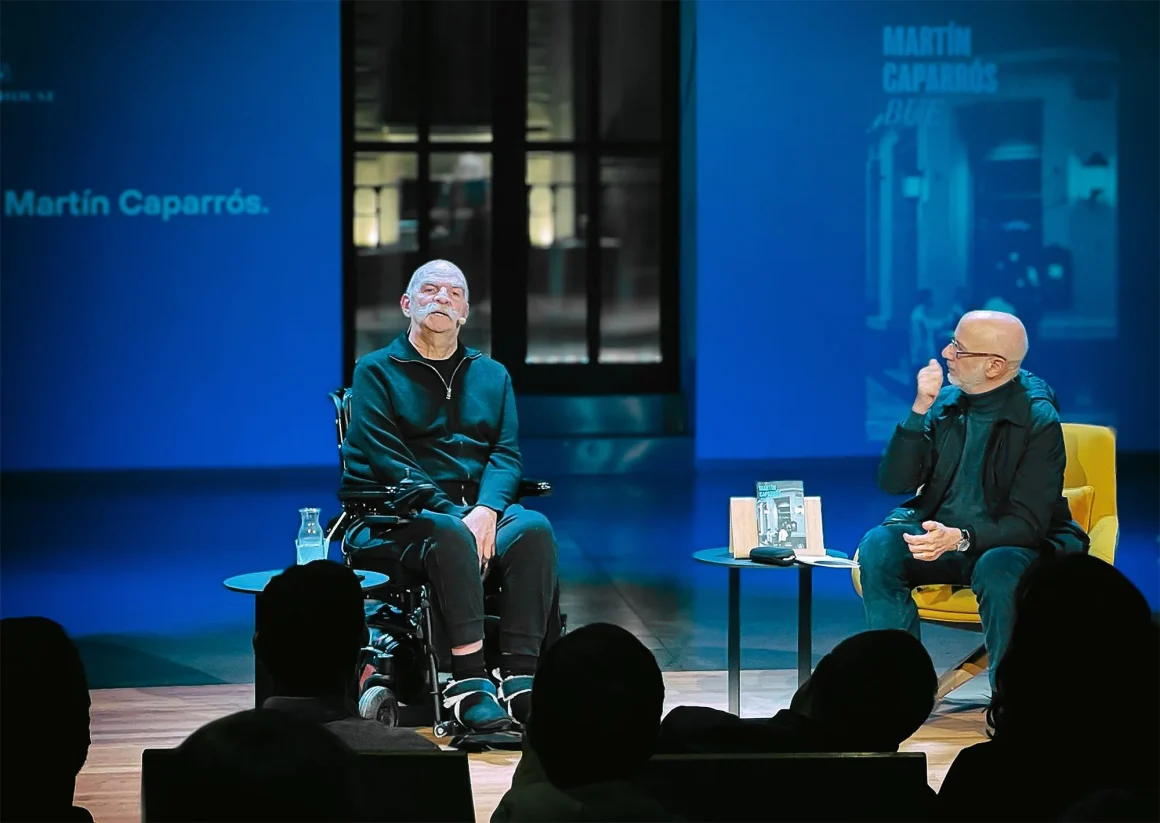 Martín Caparrós, en compañía del autor Rodrigo Fresán, con motivo de la presentación del nuevo trabajo de Caparrós