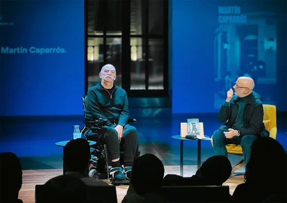 Martín Caparrós, en compañía del autor Rodrigo Fresán, con motivo de la presentación del nuevo trabajo de Caparrós