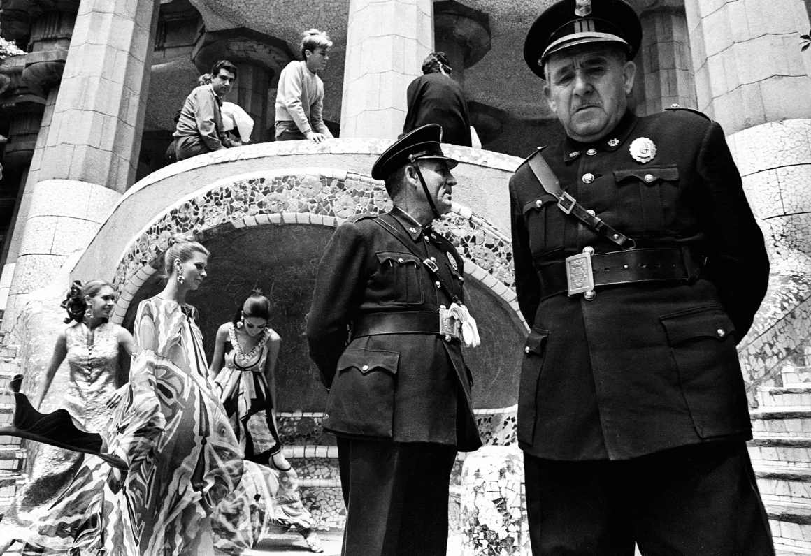 Sessió de models al Park Güell. Barcelona, 1967. De la serie L art d'arribar a ser cosa. Colita