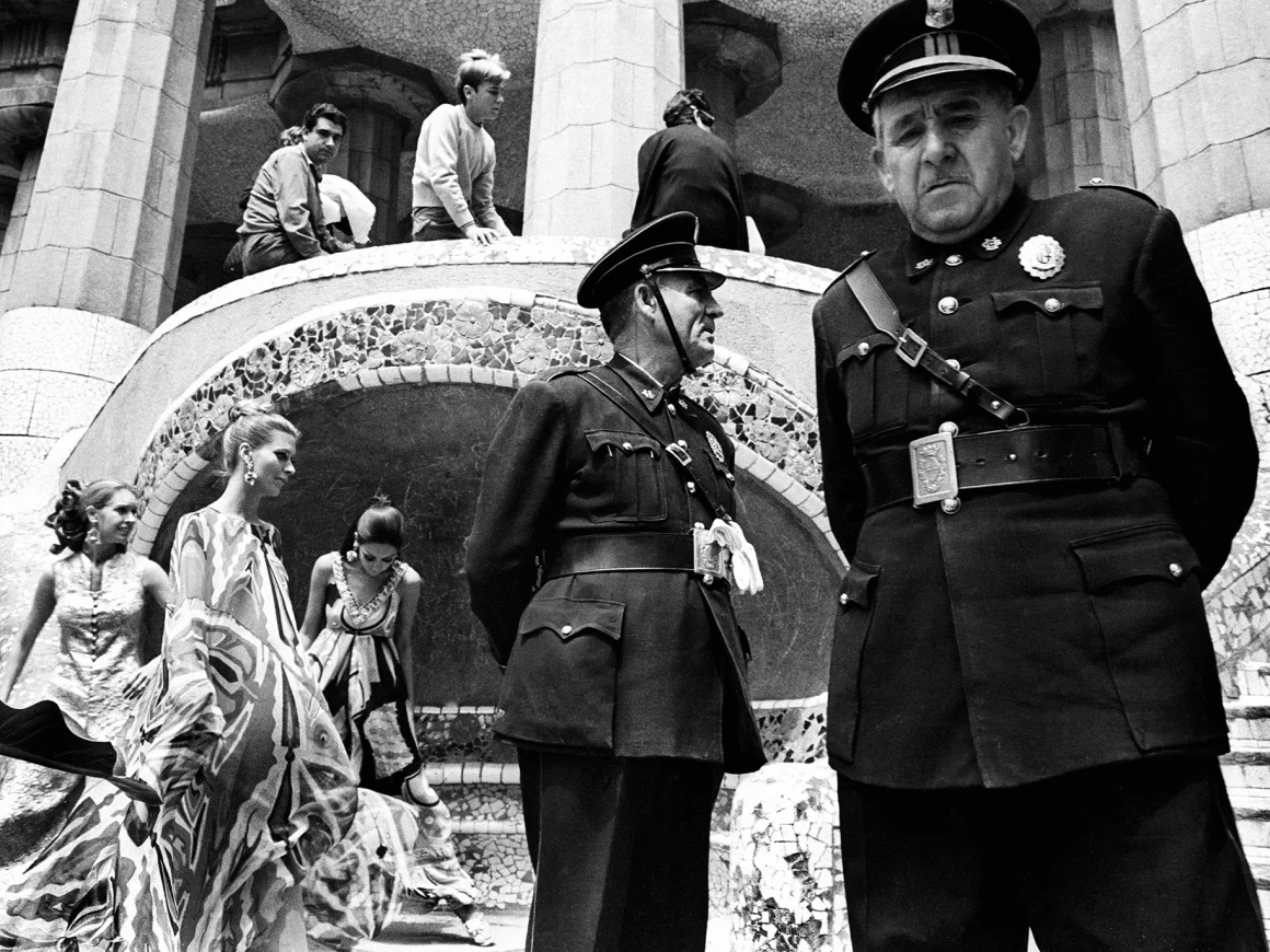 Sessió de models al Park Güell. Barcelona, 1967. De la serie L art d'arribar a ser cosa. Colita