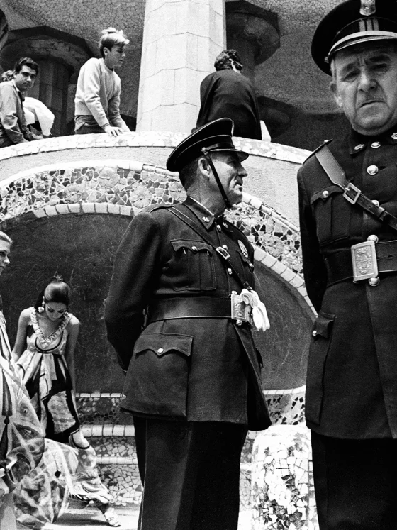 Sessió de models al Park Güell. Barcelona, 1967. De la serie L art d'arribar a ser cosa. Colita