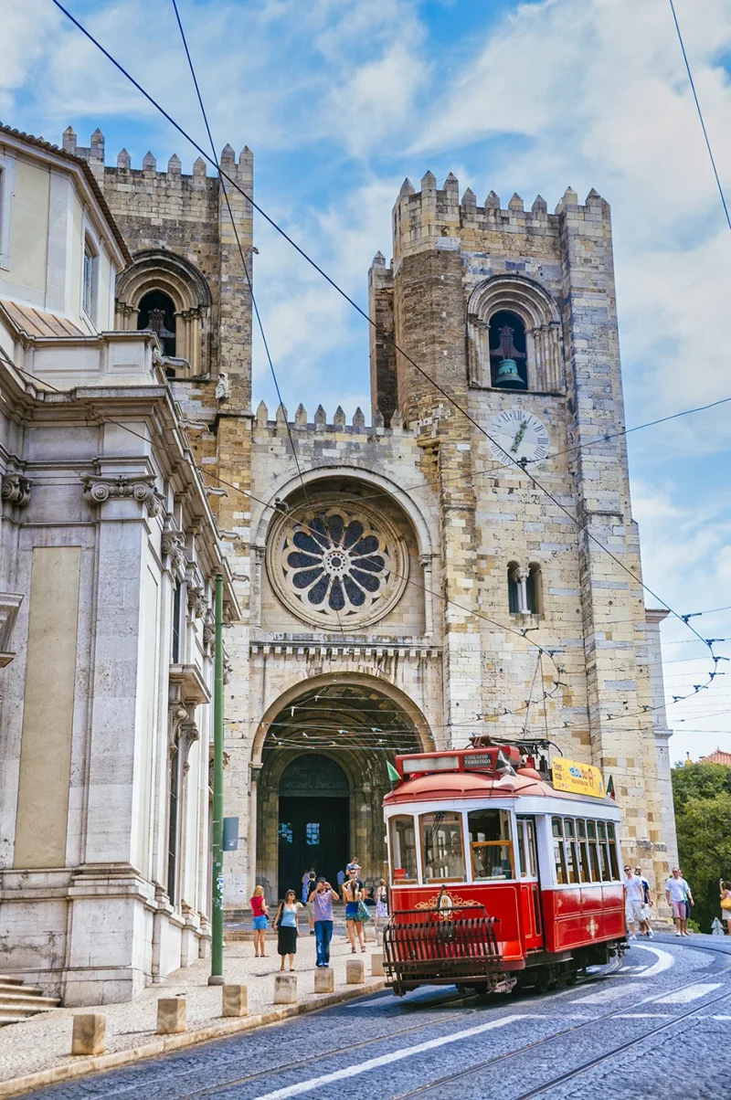 Vista de la catedral (Sé) de Lisboa, con un tranvía junto a la entrada