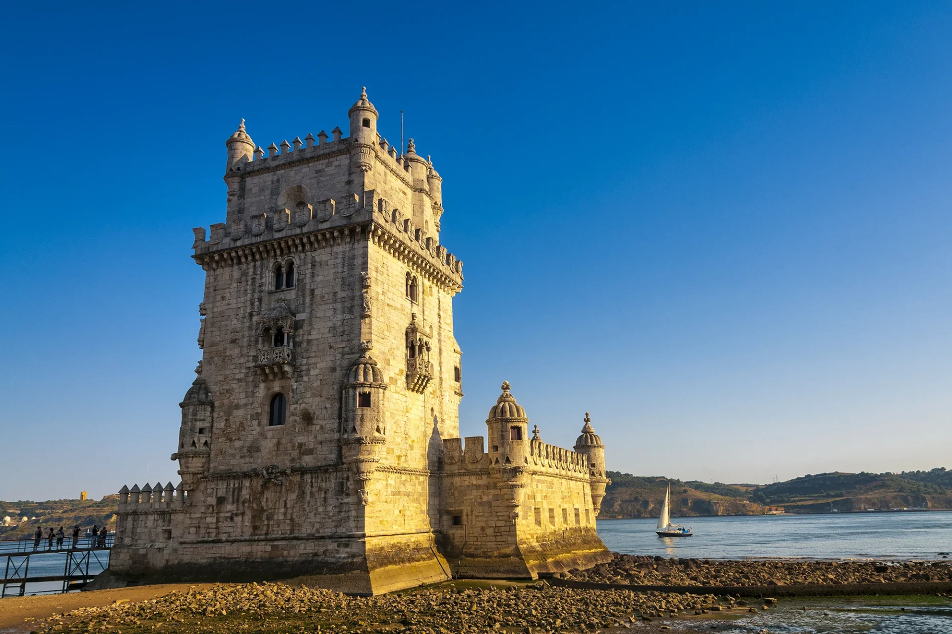 Vista de la Torre de Belém al atardecer