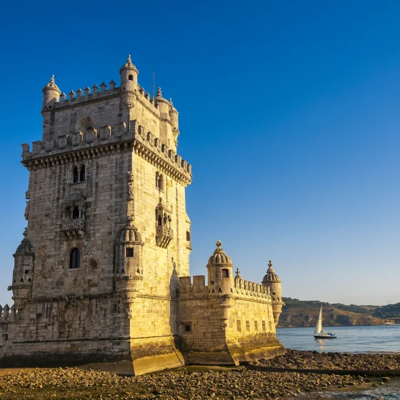 Vista de la Torre de Belém al atardecer