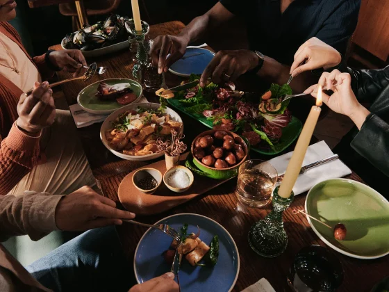 Mesa de un restaurante elegante y con estilo