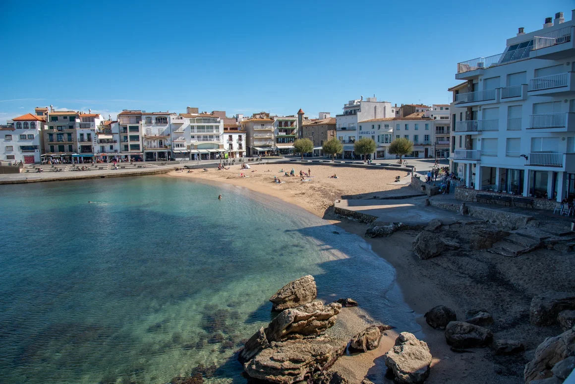 Vista del paseo marítimo de L'Escala, Girona