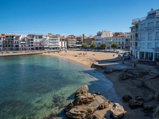 Vista del paseo marítimo de L'Escala, Girona