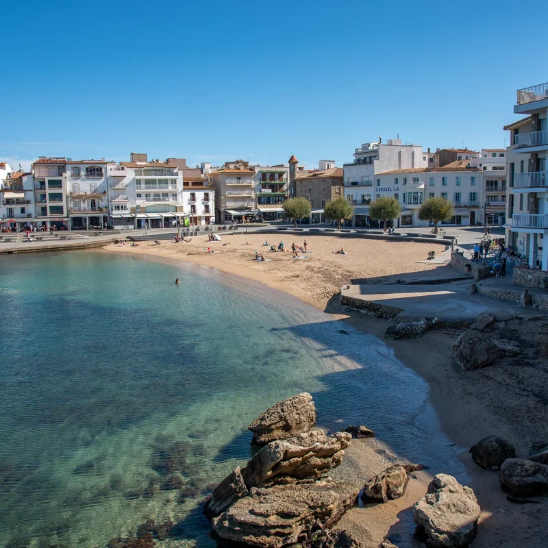 Vista del paseo marítimo de L'Escala, Girona