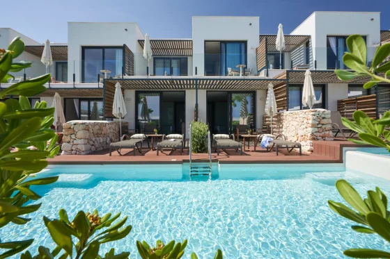 Vista de la piscina del Hotel Barceló Nura en Menorca