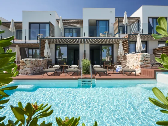 Vista de la piscina del Hotel Barceló Nura en Menorca