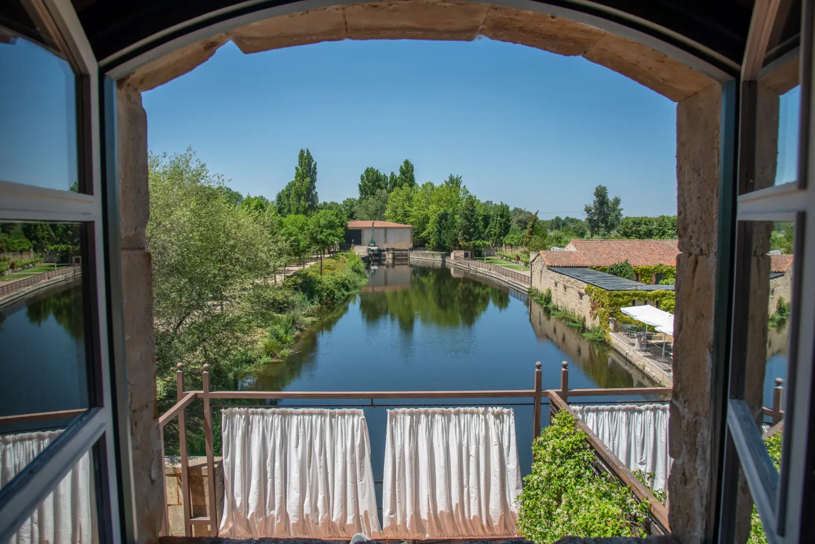 Vista del Tormes desde una habitación de la Hacienda Zorita Wine Hotel