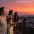 Una familia contemplando el eclipse con gafas homologadas