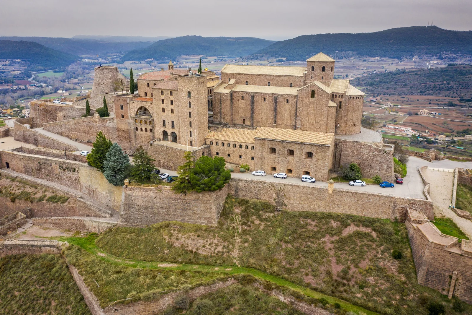 Vista aérea del conjunto del castillo de Cardona, con la torre de la Minyona y la colegiata de Sant Vicenç.