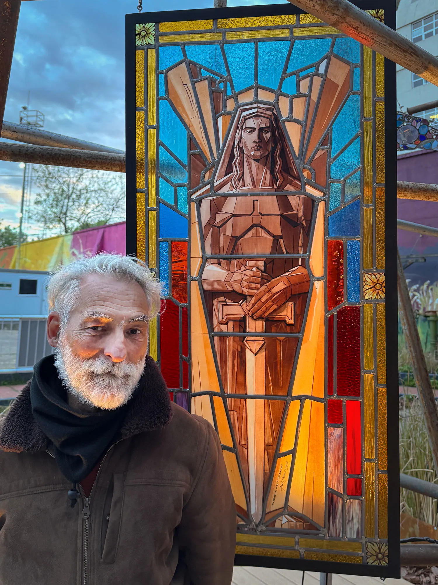 Visitante junto a una vidriera artística de colores en Casa FOA 2026, Buenos Aires