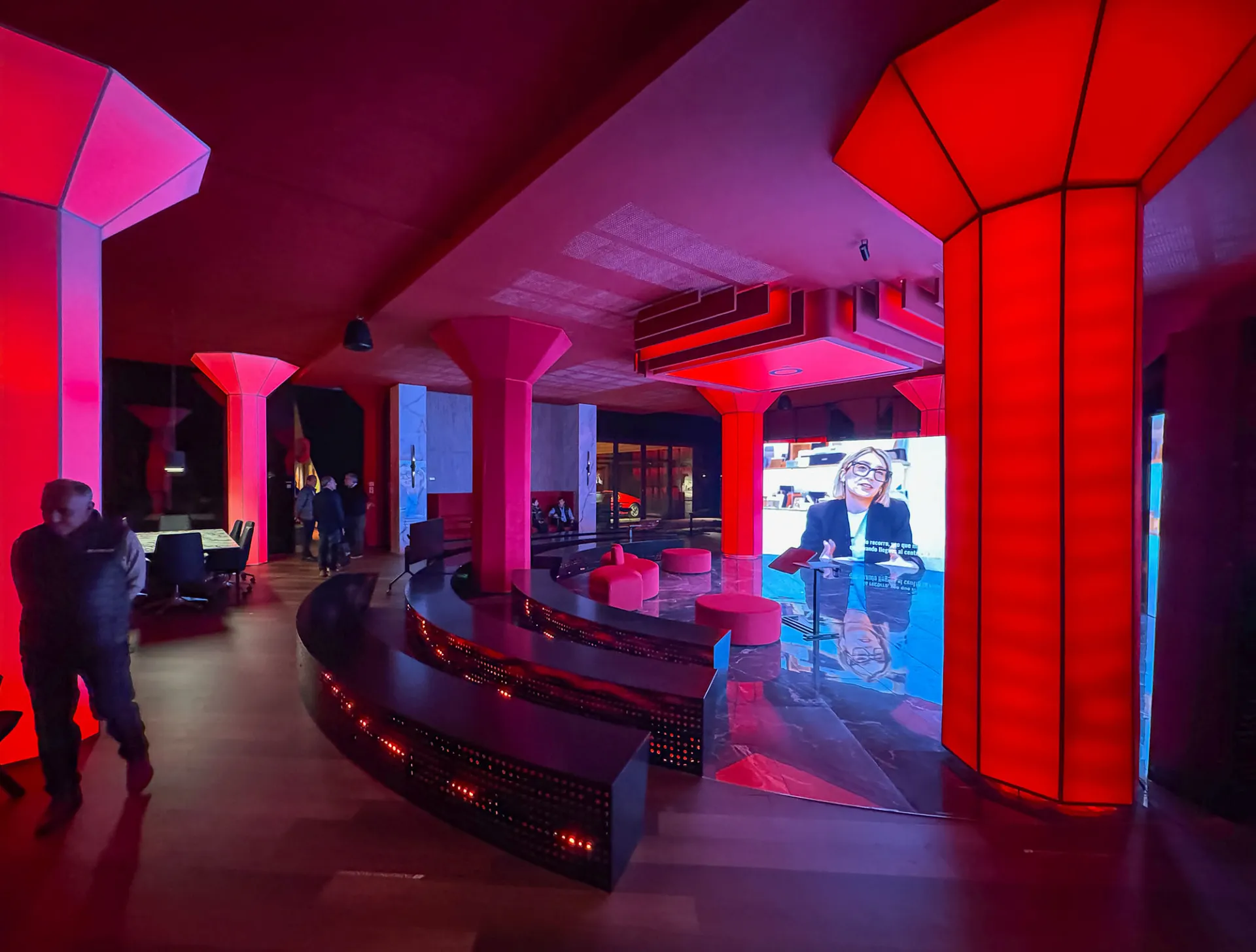 Visitantes en un espacio iluminado en rojo y violeta en Casa FOA 2026, Buenos Aires
