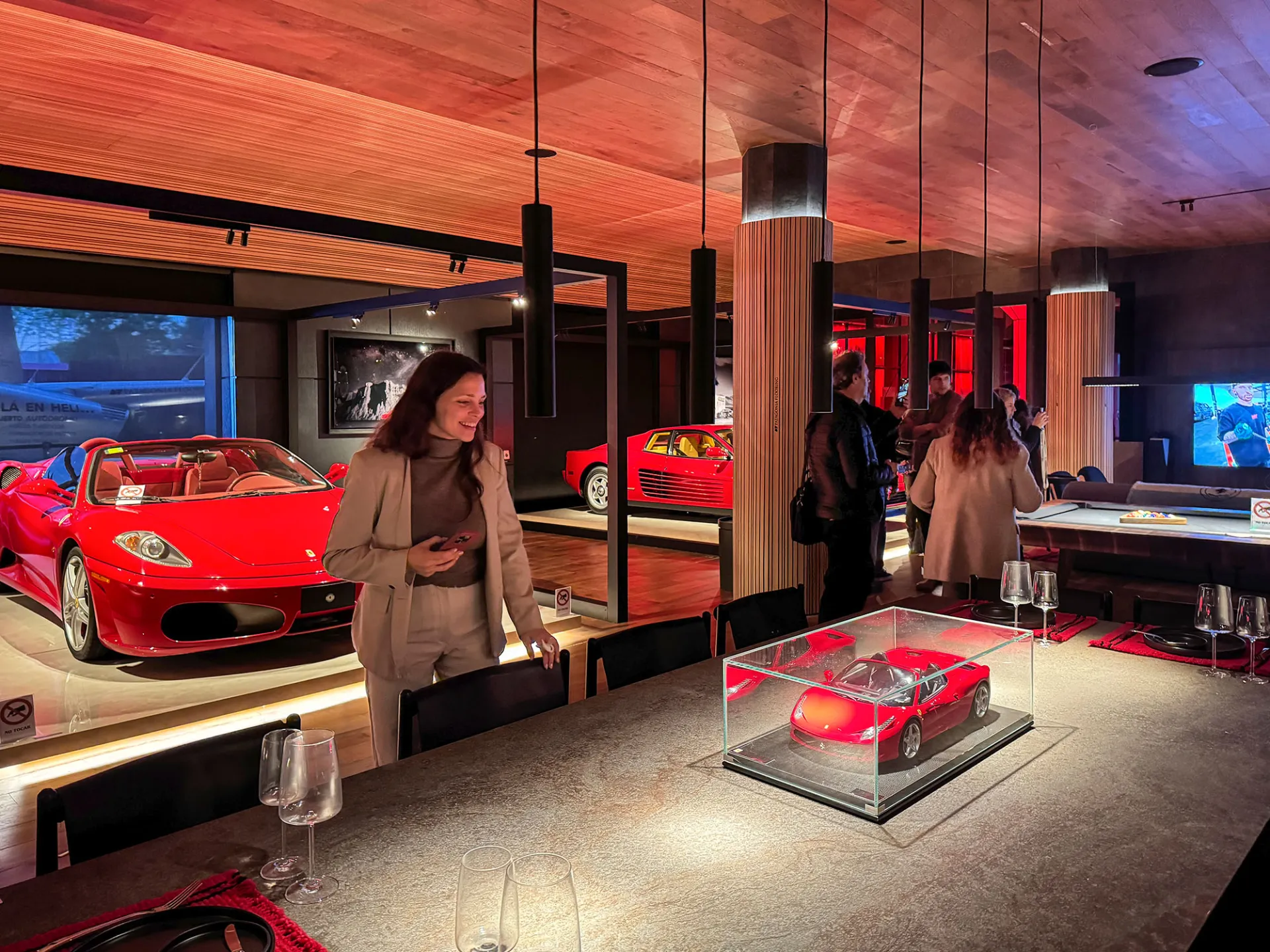 Automóvil rojo y objetos de colección expuestos en un interior de Casa FOA, Buenos Aires