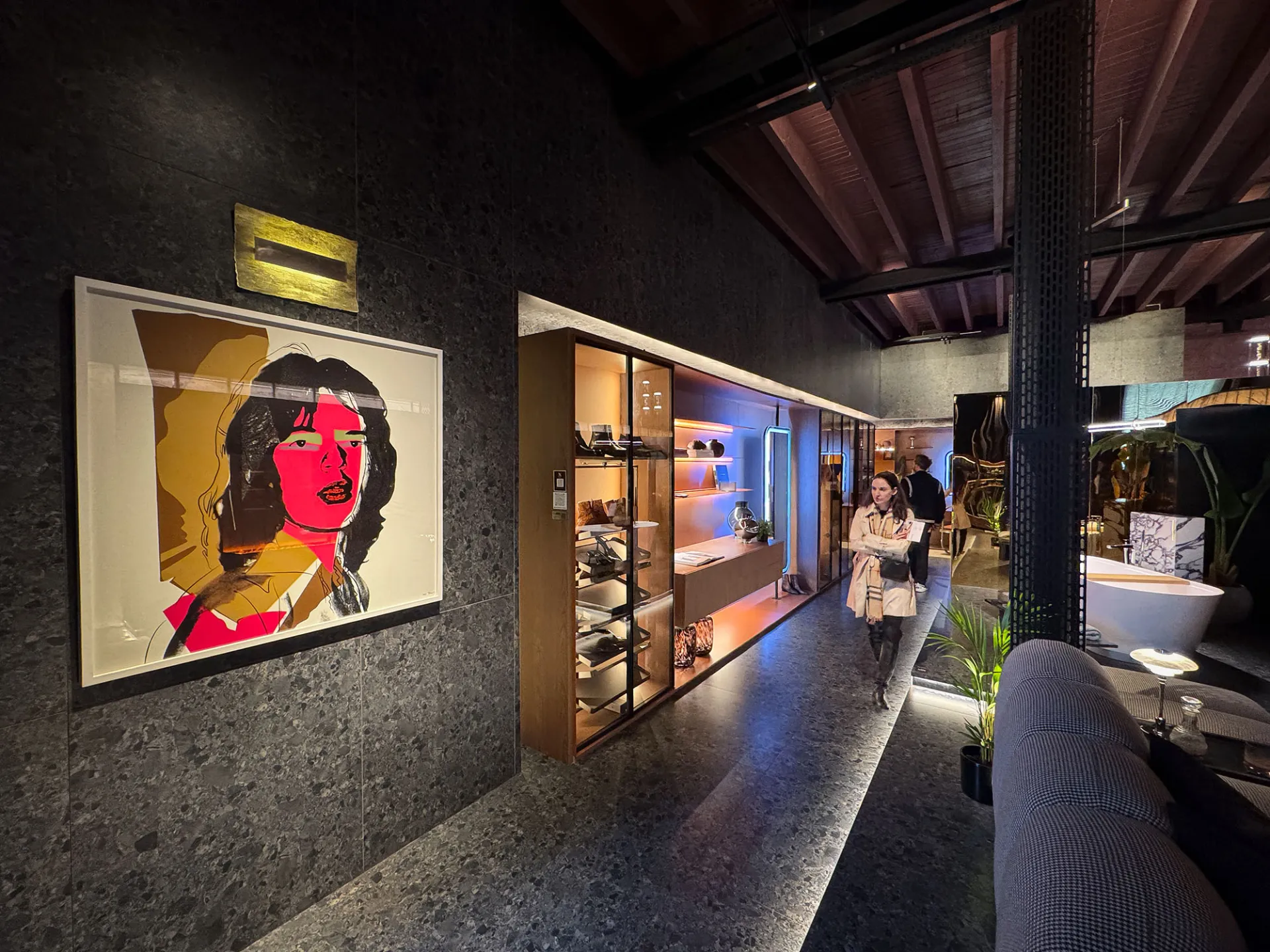 Pasillo con arte contemporáneo y estanterías en Casa FOA 2026, Buenos Aires