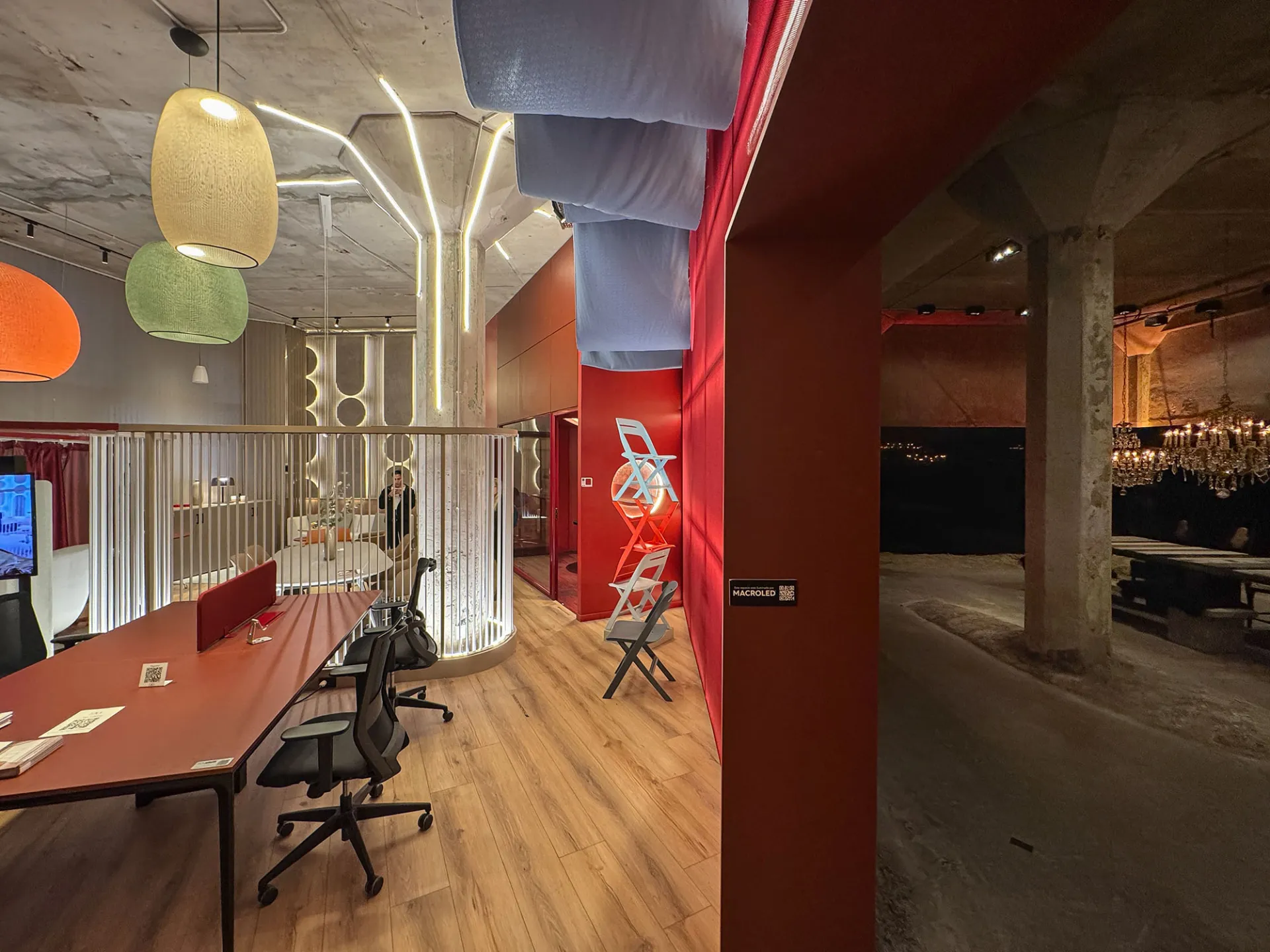 Mesa de trabajo, taburetes y lámparas en un interior de Casa FOA 2026, Buenos Aires
