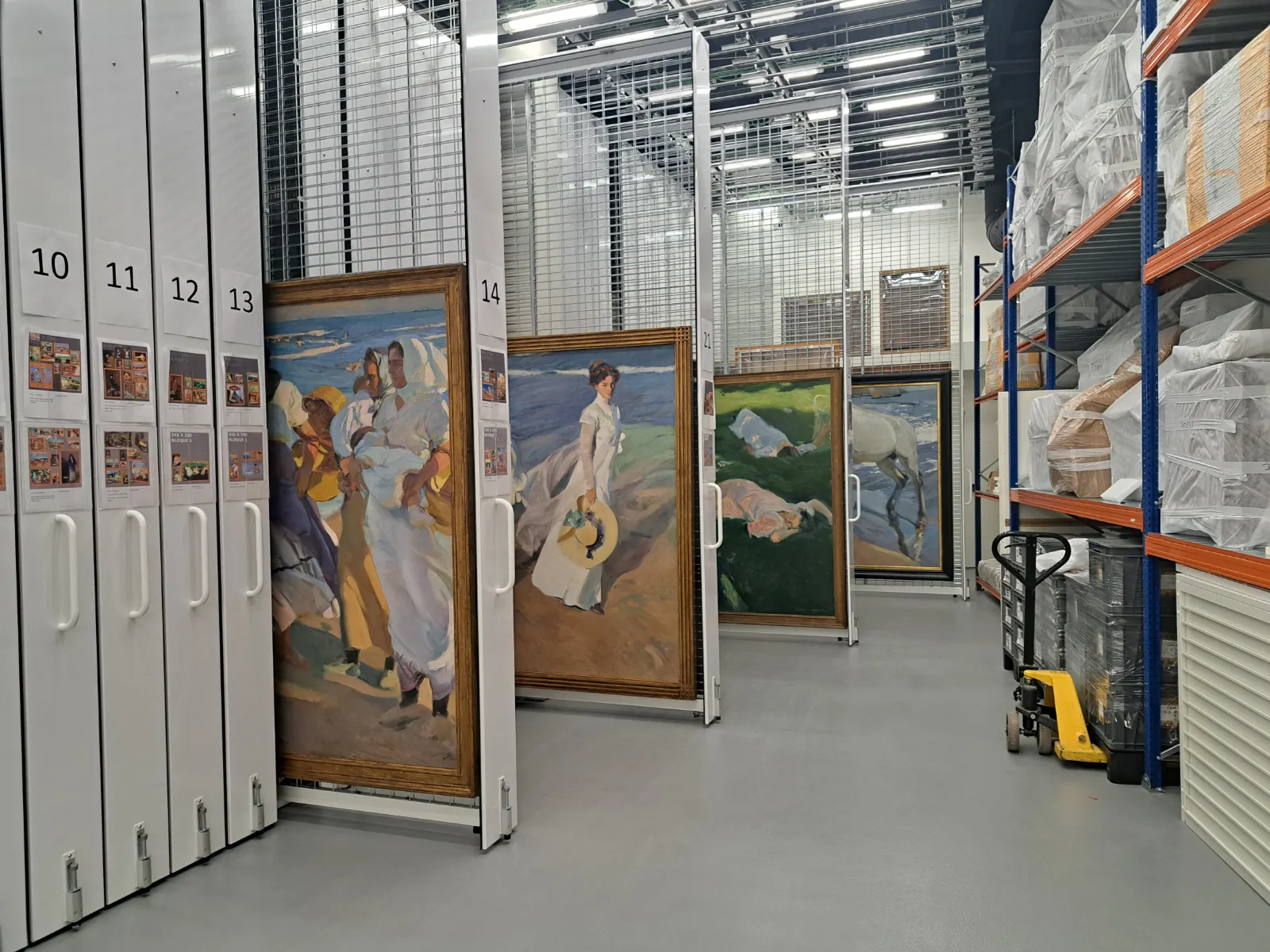 Cuadros de Sorolla almacenados en las reservas del museo.