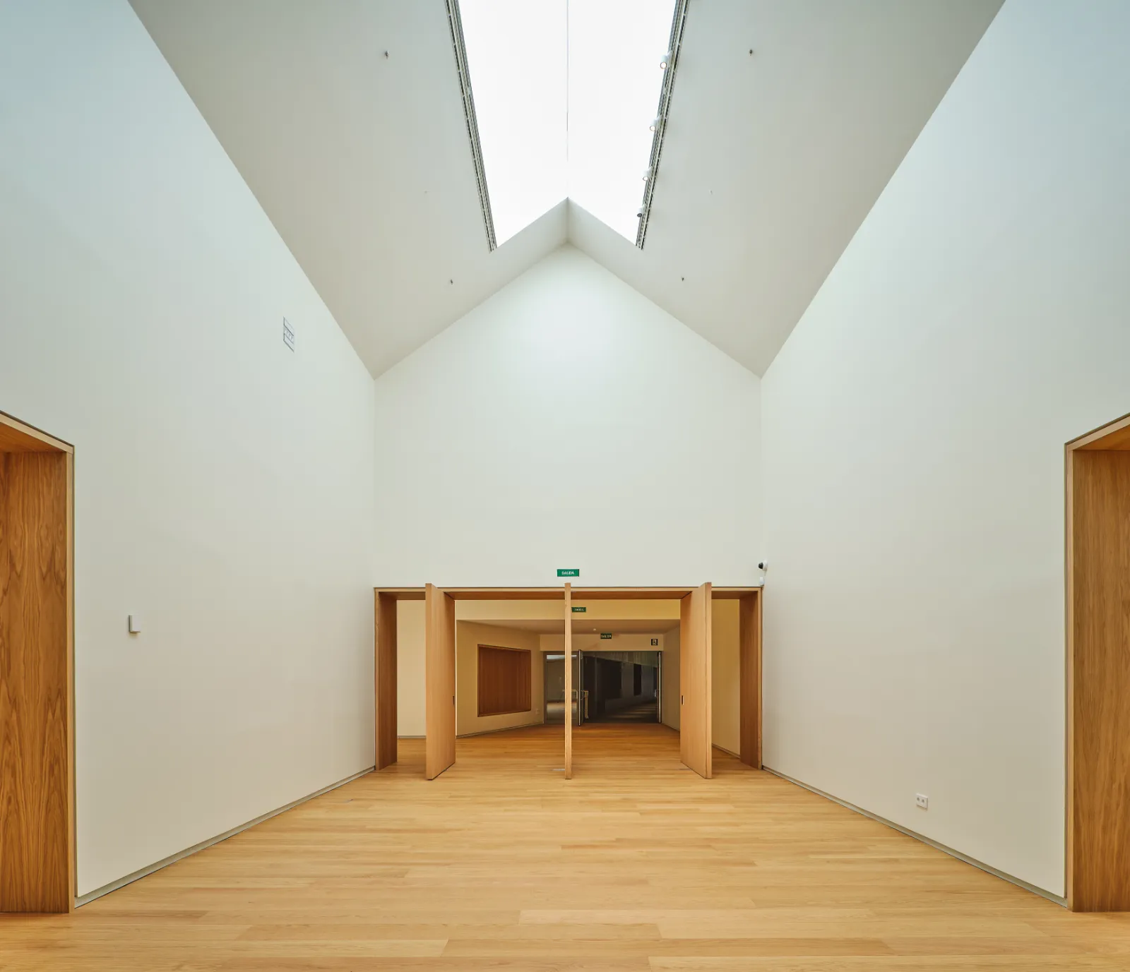 Sala de la ampliación del Museo Sorolla iluminada por un lucernario.