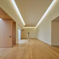 Interior de la ampliación del Museo Sorolla, con suelo de madera y luz cenital.