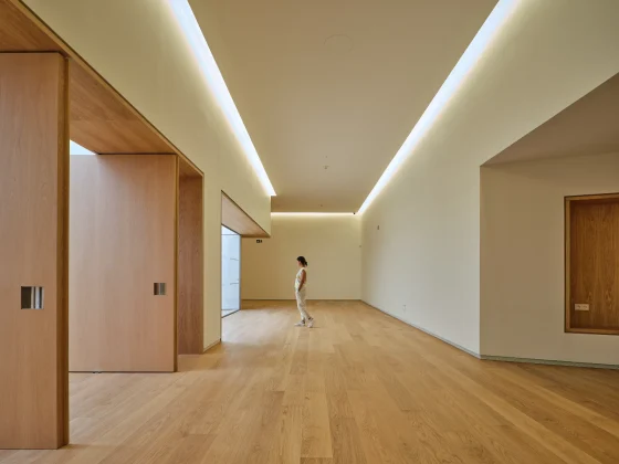 Interior de la ampliación del Museo Sorolla, con suelo de madera y luz cenital.