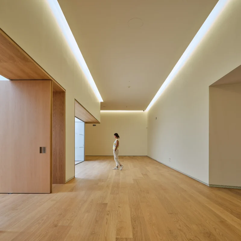 Interior de la ampliación del Museo Sorolla, con suelo de madera y luz cenital.