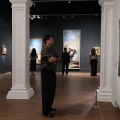 Visitantes contemplando pinturas entre las columnas de las salas del Museo Goya. Museo Goya | Fundación Ibercaja