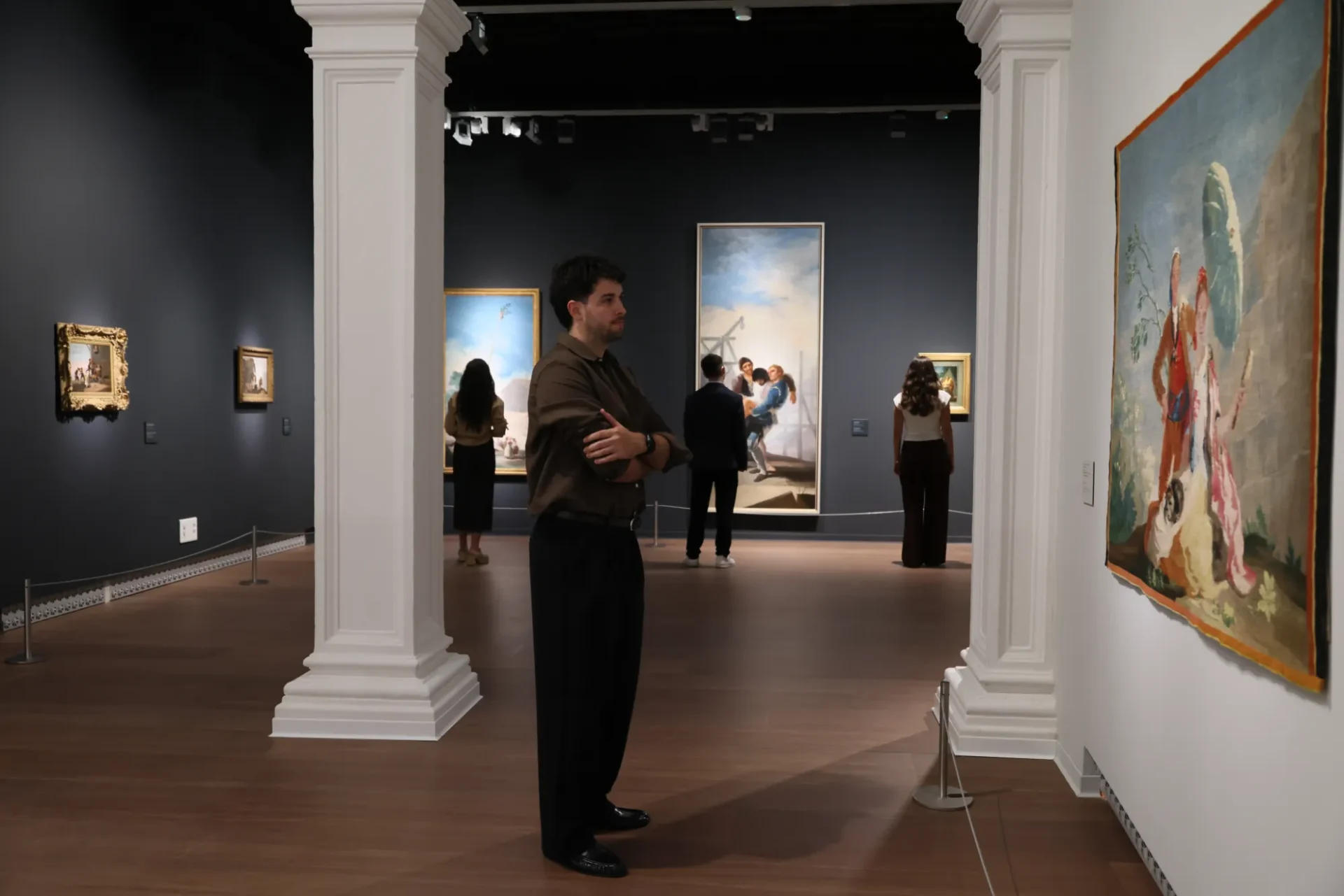 Visitantes contemplando pinturas entre las columnas de las salas del Museo Goya. Museo Goya | Fundación Ibercaja