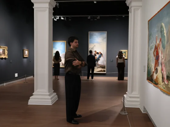 Visitantes contemplando pinturas entre las columnas de las salas del Museo Goya. Museo Goya | Fundación Ibercaja