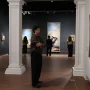 Visitantes contemplando pinturas entre las columnas de las salas del Museo Goya. Museo Goya | Fundación Ibercaja
