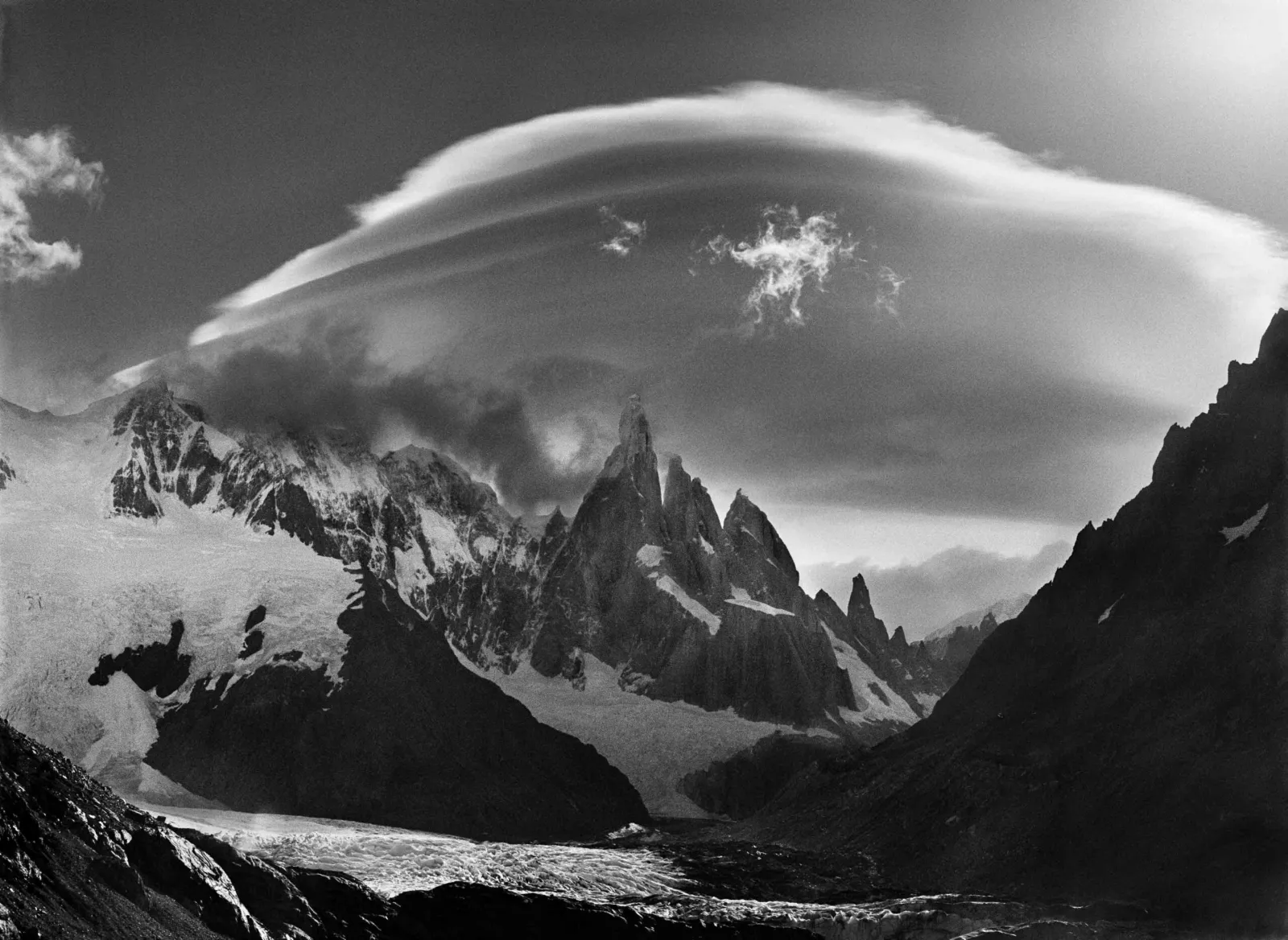 Glaciar a los pies del Cerro Torre, la Torre Egger y la Punta Herron, picos situados en la Patagonia