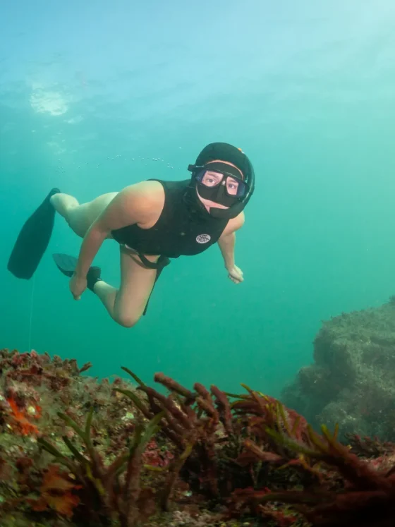 Pippa Ehrlich, directora de 'My Octopus Teacher', en la costa de Gijón