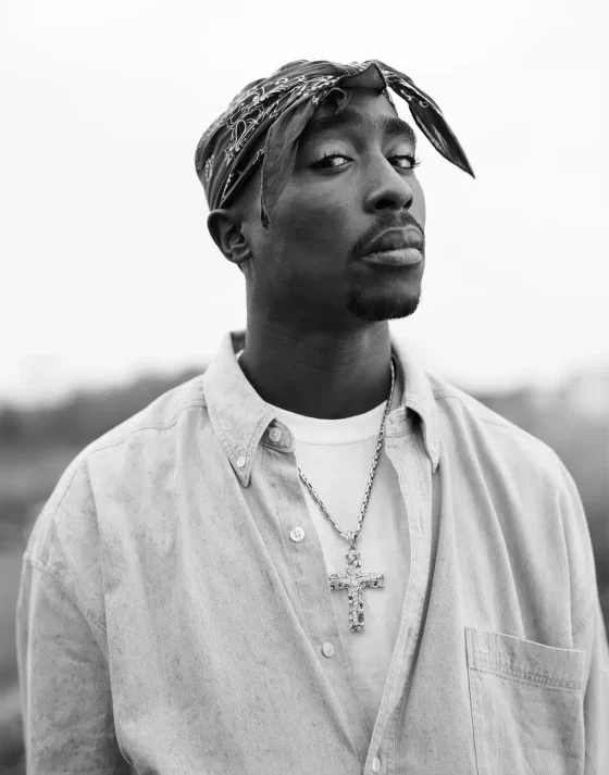 Retrato en blanco y negro de Tupac Shakur con pañuelo anudado y camisa abierta, realizado en 1993. © Dana Lixenberg